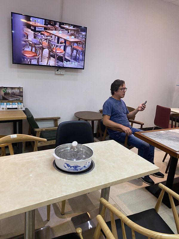 来自英国的客户参观了我们的工厂和展厅